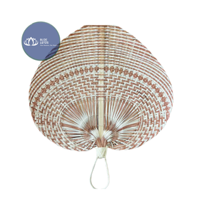 [MEJOR VENTA] |   Abanico de Mano Tejido con Hojas de Palma |   Ventilador portátil de mano para recuerdo de boda, evento, fiesta, suministro, Vietnam - Product Image 1