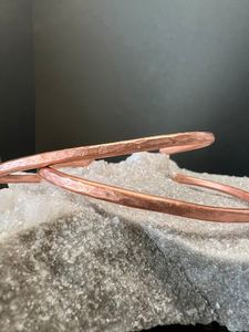 Bracelet manchette en cuivre pur martelé fait main, fil rond massif, artisanat en cuivre, bijoux délicats à empiler, bijoux de guérison pour hommes et femmes, OEM. - Product Image 5