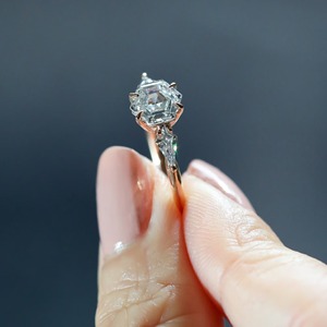 Bague de fiançailles et de mariage audacieuse en or rose 14K avec diamant de laboratoire taille hexagonale 1,93 carats et pierres latérales en forme de cerf-volant - Product Image 4