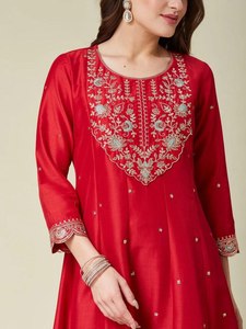 Ensemble Kurta en soie Vichitra de créateur avec dupatta en georgette brodée et pantalon droit – Vêtements pour femmes en gros - Product Image 2