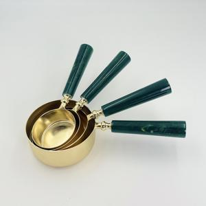 Tazas medidoras de acero inoxidable de alta calidad con revestimiento PVD dorado y mango de resina, aptas para lavavajillas, ecológicas, al por mayor, con MOQ bajo. - Product Image 1