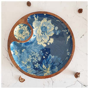 Plat de service rond en bois émaillé bleu avec bol à sauce intégré, écologique, fait main, non toxique, idéal pour les réceptions - Product Image 4