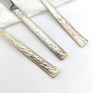 Juego de cubiertos metálicos superventas. Diseño de mango antideslizante que mejora el control durante el uso. Perfecto para ocasiones formales. - Product Image 4