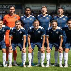 Ensemble complet de maillot de football personnalisé 2026 pour homme, sans manches, col rond, sublimation, bleu marine et or, en polyester respirant - Product Image 5