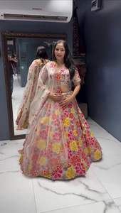 Lehenga brodé floral multicolore pour fêtes et mariages, en faux georgette avec travail de fils et de sequins, Lehenga Choli et Dupatta - Product Image 3
