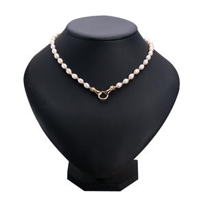 สร้อยคอมุกน้ำจืดทรงข้าวสวย ดีไซน์แบบมือจับมือ ทันสมัย หรูหรา สำหรับฤดูใบไม้ร่วง สไตล์เรียบหรู ดูเย็นสบาย - Product Image 5