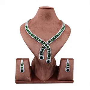 Conjunto de Collar y Pendientes de Latón con Cristales Verdes, Lujoso Juego de Joyería Nupcial India con Circonita Cúbica Esmeralda, Bañado en Rodio - Product Image 1