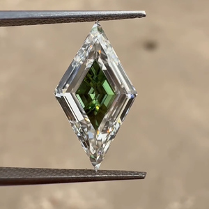 Diamante Bicolor Cultivado en Laboratorio con Corte Antiguo Tipo Cometa |   Piedra suelta verde tallada en corte central |   Corte Triangular con Acabado Pulido, Grado de Corte EX | - Product Image 1