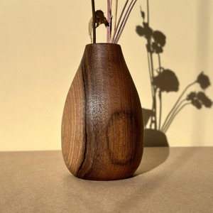 Jarrón de Nogal Hecho a Mano: Arte Rústico en Madera para Flores Secas - Product Image 2
