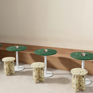 Mesa de Comedor de Plástico Reciclado 4GoodThings, Diseño Moderno, Impermeable, Duradera, Ecológica, Apilable, con Marco Metálico, Fácil de Montar - Product Image 5