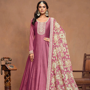 Traje Anarkali Moderno de Seda Bordada Semisellada para Fiesta, Diwali, Boda y Baile de Graduación - Product Image 1