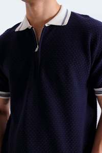 เสื้อโปโลแขนสั้นผู้ชายสีกรมท่า ผ้าถัก สีพื้น ดีไซน์ลำลอง ระบายอากาศได้ดี ทรงปกติ ผลิตจากผ้าฝ้าย - Product Image 4