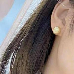 Boucles d'oreilles en or 18 carats avec perle noire de Tahiti vert paon, 10-9 mm, rondes et impeccables, dégageant un air de luxe - Product Image 4