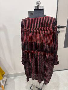 Robe Western Rouge à Pois de Haute Qualité, Col en V, Manches Longues Évasées, Empiècement Brodé, Coupe Ample, Longueur Genou, Décontractée, Vente en Gros - Product Image 3