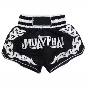 Pantalones cortos de Muay Thai hechos a medida con 100% poliéster para entrenamiento de artes marciales, combate y competición para hombres y mujeres. - Product Image 3