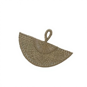Éventail écologique en jonc de mer, style feuille de palmier tressée, artisanat rustique fait main pour événements - Product Image 1