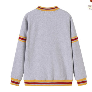 เสื้อสเวตเชิ้ตคอกลมสีเทา แต่งแถบสีเหลืองอัลฟ่าและสีแดง ดีไซน์กระเป๋าแบบถัก สวมใส่สบายๆ ได้ทั้งชายและหญิง เหมาะสำหรับใส่ในฤดูใบไม้ร่วง - Product Image 6
