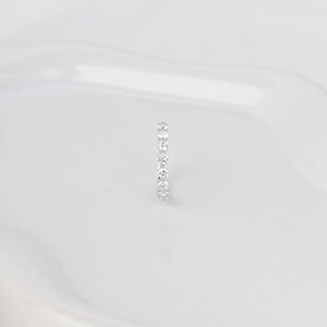 Anillo de Eternidad con Diamantes de Corte Redondo EF VVS2, 1.7 CT, Oro Blanco de 14K, Anillo de Boda Apilable, Diseño Elegante y Minimalista - Product Image 6