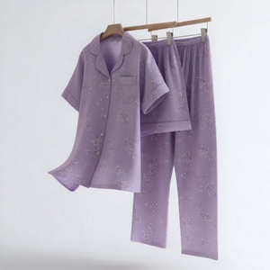 Ensemble de survêtement pour homme en polyester durable avec détails réfléchissants, équipement de course nocturne, sécurité et visibilité pour les séances d'entraînement - Product Image 4