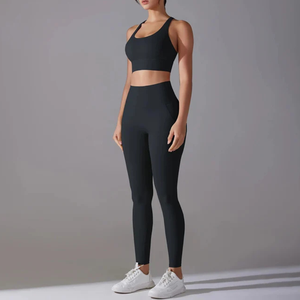 Conjunto Deportivo de 2 Piezas sin Costuras para Mujer - Traje de Yoga Negro de Primera Calidad - Product Image 5