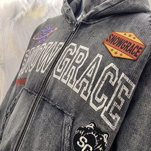 เสื้อฮู้ดซิปครอปทรงโอเวอร์ไซส์ Snowgrace ดีไซน์ขาดๆ แต่งกระเป๋าหน้า พร้อมโลโก้ เสื้อผ้าลำลองสำหรับผู้ชาย ใส่ได้ในช่วงฤดูใบไม้ร่วง - Product Image 4