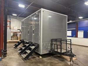 Remorque sanitaire 4 postes de toilettes 15x8' avec 2 essieux de 7 000 lb, réservoir de déchets de 450 gallons, réservoir d'eau potable de 200 gallons avec pompe à eau Scala - Product Image 1