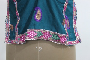 Choli Banjara vintage, broderie ethnique Banjara Kutch Rabari, tunique bohème en rayonne et mousseline, col en V, manches courtes, écologique - Product Image 2