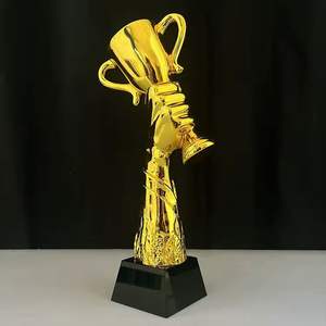 Trophée étoile doré poli avec une base noire élégante. Disponible aux prix de gros. - Product Image 2