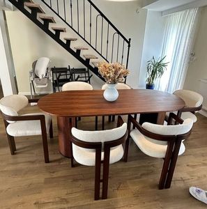 Juego de comedor de lujo moderno con mesa ovalada de madera de teca maciza, base de pedestal acanalada y sillas tapizadas con respaldo curvo para el comedor. - Product Image 1