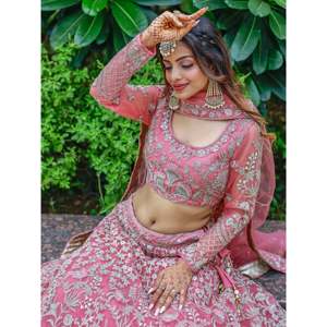 Vestido de Cóctel - Lehenga Choli de Tela Suave con Detalles en Dori Rosa - Product Image 4