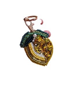 Hermoso llavero con cuentas de semillas Rosas y blancas con forma de corazón para niñas de la India - Product Image 6