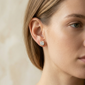 Venta al por mayor de fábrica: Pendientes de lujo con bisel de oro macizo de 9K y corte cojín, diamante cultivado en laboratorio de 2 quilates con certificación IGI, modernos para compromiso. - Product Image 2