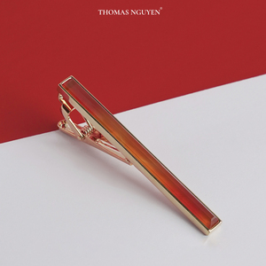 Pince à cravate pour homme en agate rouge facettée Feng Shui plaquée or 18 carats – KCVDADOG003 |   Collection Tinh Vu |   Fabriqué au Vietnam - Product Image 4