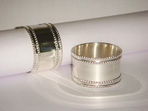 Servilletero de oro antiguo con bordes desiguales fundidos de latón martillado, forma clásica redonda, decoración de mesa de fiesta de boda ecológica - Product Image 4