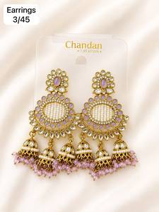 Boucles d'oreilles pendantes chandelier de style indien traditionnel Meenakari, plaquées or, avec perles de cristal bleues et pierres Kundan, haute qualité - Product Image 1