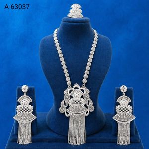 Vente en gros MOLL JEWELLERS Ensemble de bijoux de mariée indiens Collier long avec pendentif et boucles d'oreilles Zircon Plaqué or et argent Tendance A-63037 - Product Image 1