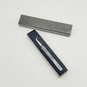 Pinzas para extensión de pestañas de 90 grados con recubrimiento en polvo negro, Punta plateada de acero inoxidable sostenible, agarre fuerte, peso ligero - Product Image 6