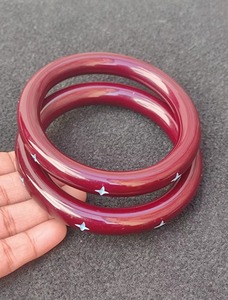 Modernas pulseras de resina hechas a mano, de forma redonda roja con patrón de estrellas azules, ligeras y cómodas de usar para mujeres. - Product Image 2