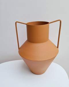 Jarrón Decorativo de Metal Estilo Ánfora Moderno de Mediados de Siglo con Acabado Mate, con Asas, Florero Abstracto para Decoración de Mesa - Product Image 1