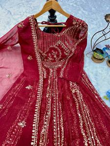 Sari en mousseline de soie Fendy de qualité supérieure avec broderie de paon multi-sequins et bordure ajourée pour les occasions de fête et Diwali - Product Image 3