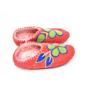 Chaussures en laine rouge avec fleur en feutre pour les sports d'intérieur - Product Image 1