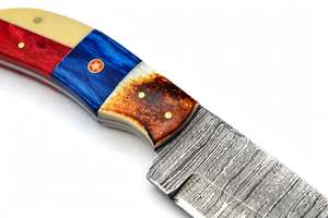Herramienta multiusos para exteriores de acero de Damasco hecho a mano con mango de resina de hueso segmentado multicolor - Product Image 3