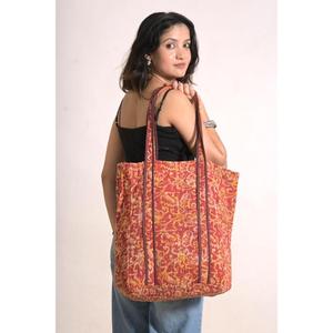 Sac fourre-tout vintage en coton Kantha fait main, motif floral, durable, avec bandoulière, unisexe, pour les courses quotidiennes, capacité 3L+, décontracté - Product Image 1