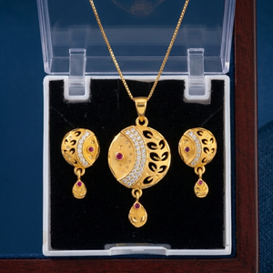 Ensemble collier pendentif floral plaqué or avec boucles d'oreilles assorties |   Ensemble de bijoux ethniques traditionnels pour femmes - Product Image 1
