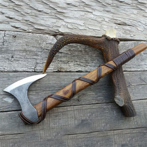 Hacha Vikinga de Acero al Carbono Forjado a Mano con Borde Dentado de Grado Industrial, Hoja Tipo Pata de Cordero HRC58-60, Inspirada en Ragnar Lothbrok - Product Image 1