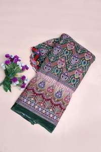 Tela Crepé Natural Verde Botella con Estampado Floral Geométrico y Borde Ornamental para Material de Vestido Kurti, Prenda Étnica - Product Image 5