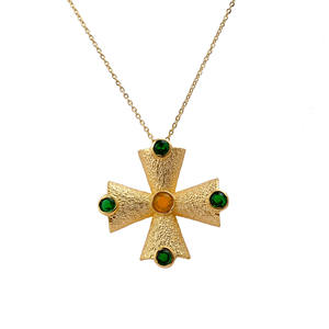 Collier plaqué or avec double pierre précieuse émeraude et citrine - Pendentif croix texturé délicat et réglable - Product Image 1