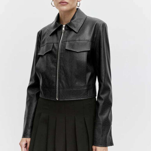 Chaqueta de cuero sintético negra para mujer, estilo camionero, con cierre de cremallera corto y cuello vuelto. - Product Image 3