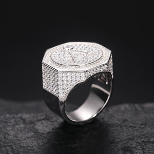 Bague signet pour homme en or blanc avec diamants naturels taille brillant ronde couleur G, idéale pour le quotidien - Product Image 1