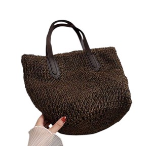 Optez pour une tenue décontractée avec ce sac en fil naturel tendance, doté d'une forme spacieuse et de bretelles confortables. - Product Image 4